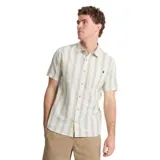 Camisa de manga corta color crema con rayas verticales azules y rojas, cuello clásico y bolsillo en el pecho.