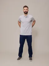 Pantalón de jean azul oscuro, corte slim fit, con bolsillos delanteros y traseros.