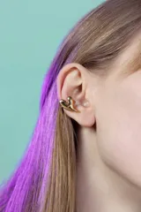 Ear cuff dorado con forma de corazón.