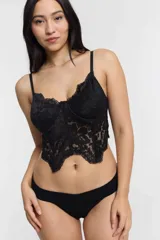 Corset negro de encaje con copas con aros y breteles finos regulables.
