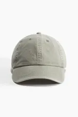 Gorra verde militar de sarga de algodón con cinta antitranspirante de algodón, trabilla ajustable y cierre de metal en la parte trasera.
