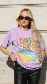 Remera lila de algodón con estampado de un auto azul, un tigre y la palabra "LIMITED" en letras de colores.
