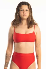 Bombacha de bikini roja de tiro alto con cintura ancha de lycra doble.