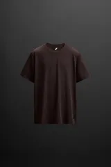 Camiseta deportiva marrón de tejido técnico ligero y elástico con estructura. Cuello redondo, manga corta, costuras planas y logo estampado.