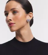 Par de aros tipo botón con forma de flor, hechos en metal plateado con strass y pétalos de zirconia. Cierre a rosca.