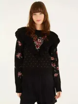 Sweater negro de punto con bordado de rosas rojas y volados en el cuello.