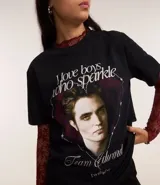 Remera negra de algodón con cuello redondo y mangas cortas. Estampado frontal con la frase "I love boys who sparkle", la imagen de Edward Cullen y la frase "Team Edward twilight".