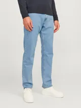 Pantalón jean celeste de corte recto, con tiro medio y calce relajado. Confeccionado en tejido de sarga 100% algodón, con cierre de cremallera y botón. Diseño clásico de cinco bolsillos.