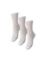 Pack de tres pares de medias blancas de algodón con diseño calado y borde con volados.