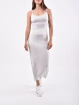 Vestido midi negro de breteles finos y corte ajustado.