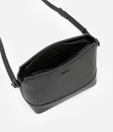 Bolso mediano tipo postman color negro con textura en relieve de líneas horizontales. Tiene correa larga regulable, cierre con cremallera y forro de poliéster.