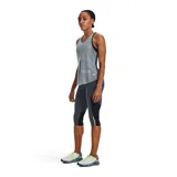 Calza capri de running Under Armour Fly Fast 3.0, color gris con detalles en negro y logo en la pierna.