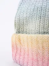 Gorro de lana tejido a punto, con degradé de colores azul, celeste y verde.