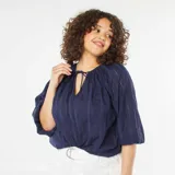 Blusa azul marino con bordado vertical, cuello redondo con lazo y mangas 3/4 abullonadas.