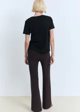 Remera negra de algodón, de corte recto, manga corta y cuello redondo.