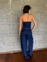 Pantalón de jean azul de tiro alto, corte ancho y denim rígido. Incluye cinturón y tiras desmontables.