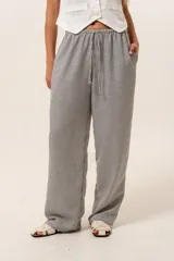 Pantalón holgado a rayas verticales en tonos gris y blanco, con cintura elástica ajustable mediante cordón.