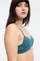 Soutien armado color rosa, de microfibra sin costuras y puntilla en el contorno inferior. Breteles regulables y broche doble en la espalda con tres medidas.