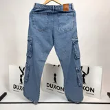 Pantalón jean celeste de corte recto, con bolsillos laterales tipo cargo.