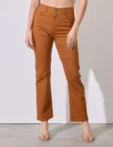 Pantalón de jean color ladrillo, corte recto, tiro alto, con bolsillos delanteros y traseros.