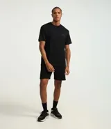 Remera deportiva marrón de corte clásico, cuello redondo y mangas cortas. Confeccionada en tejido de poliéster y modal con tecnología Dry, que facilita la transpiración. Presenta un pequeño estampado con lettering en el pecho.