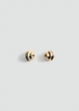 Par de aros dorados con diseño en espiral y cierre a presión.