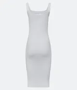 Vestido midi acanalado color celeste, con escote cuadrado y tirantes medios. Confeccionado en algodón sostenible con elastano para mayor comodidad y ajuste.