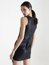 Vestido engomado negro con flecos, de corte ajustado y escote en V.