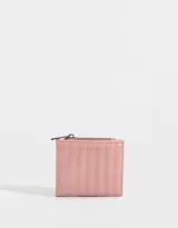 Billetera pequeña color rosa con textura acolchada y pespuntes verticales. Tiene cierre superior y broche con botón para cerrar.