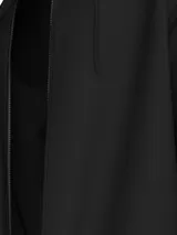Buzo negro con capucha, cierre frontal completo, bolsillos laterales y cinta con logo de Calvin Klein en los hombros.