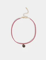 Gargantilla choker de terciopelo color borgoña con dije de moneda dorada con diseño de rosa en relieve.