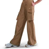 Pantalón cargo color crema, de corte ancho y tiro alto, con cintura elástica ajustable y bolsillos laterales con solapa. Logo de Nike bordado en blanco en el muslo izquierdo.