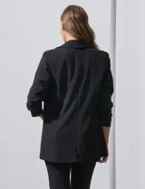Blazer blanco de crepe, marca Dictionary. Cuello con solapa y abertura central. Delantera con bolsillos. Manga tres cuartos fruncida y forro interno.