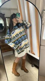 Buzo tejido jacquard con diseño de langostas, corte oversized y tajos laterales.