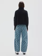 Jean de algodón, color azul claro con estampado cuadrillé en tonos de azul más claro y blanco. De corte ancho y relajado en cadera y muslo, con pierna que se estrecha ligeramente hacia el tobillo.