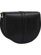 Cartera saddle negra de poliuretano con silueta curva y detalles metálicos dorados. Cuenta con correa extraíble ajustable, cierre de solapa magnético, dos compartimentos principales y un compartimento con cremallera.