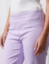 Pantalón capri verde esmeralda de gabardina elastizada, marca Zac & Reachel. Tiene pretina ancha elastizada y bolsillos simulados en la parte delantera y trasera.
