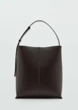 Bolso tipo shopper color marrón oscuro, con efecto piel y forro interior. Tiene cierre de cremallera, bolsillo interior, asa corta ajustable y asa de hombro.