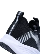 Championes de running Umbro Primus para mujer, color negro con detalles en blanco y suela blanca con detalles en rosa.