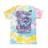 Remera blanca con teñido batik en tonos celeste, amarillo y rosa. Estampado central con la imagen de Alf en una reposera en la playa, con el texto "Emexem Spa & Resort" y la frase "El aire acondicionado no funciona".