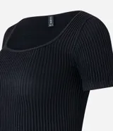 Blusa de poliamida negra, de manga corta, seamless con nervios y escote cuadrado.