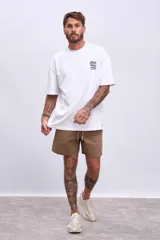 Remera blanca de corte holgado con pequeño estampado en el pecho.