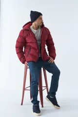 Campera puffer azul marino para hombre, con capucha ajustable, cuello alto, bolsillos con cierre y logo en goma.