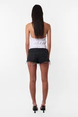 Body negro fruncido, sin mangas, con escote en v pronunciado y unión por detrás del cuello. Elásticos en contorno con ganchos lenceros en delantero y botones snap en entrepierna.