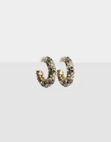 Par de aros tipo argolla dorados, cubiertos de strass multicolor.