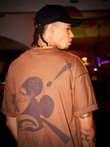 Remera marrón de corte holgado con estampado de Mickey Mouse en el pecho.