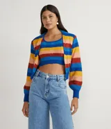 Conjunto de sweater y top de punto con estampado de rayas horizontales en tonos azul, amarillo, naranja y rojo. El sweater es corto con mangas largas y el top es crop top con breteles.