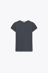 Camiseta gris de algodón, de cuello redondo y manga corta.