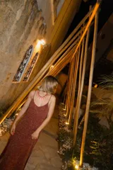 Vestido largo con espalda abierta, tajo lateral y breteles regulables.