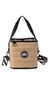 Matera color bordó con diseño acolchado, asa corta negra, correa larga regulable negra con estampado de rayas diagonales blancas y negras.